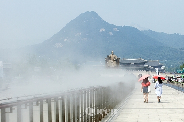 20일 광화문 광장에 더위를 피해 쿨스팟(Cool Spot)을 걷고 있는 시민. 사진_양우영기자