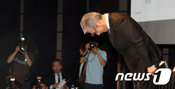 김효준 BMW코리아 회장이 6일 오후 서울 중구 조선호텔에서 최근 잇달아 발생하고 있는 'BMW차량 화재 사태'와 관련한 기자회견에서 고개 숙여 인사를 하고 있다.