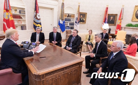 도널드 트럼프 미국 대통령(맨 왼쪽)이 마이크 폼페이오 국무장관(왼쪽에서 네번째)의 방북을 취소한 뒤 관련자들과 이야기를 나누고 있다.(출처=댄 스카비노 백악관 소셜미디어 국장 트위터 갈무리)