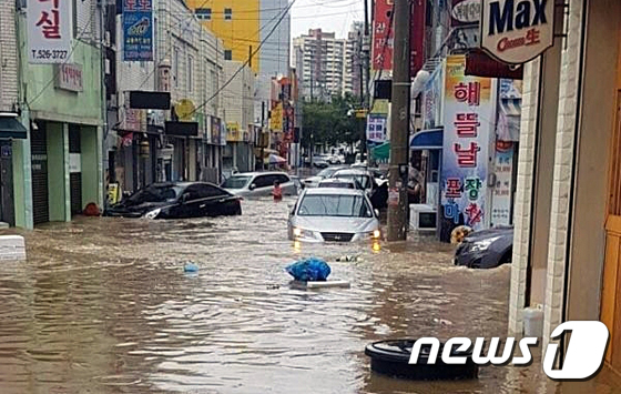 17일 광주 남구지역에 시간당 최고 65㎜의 폭우가 쏟아져 남구 백운동 일대 도로가 빗물에 잠기면서 주차된 차량들이 물에 빠져 있다.