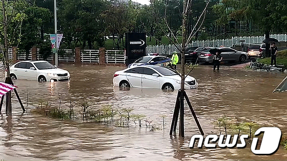 대전에 호우경보가 내려진 28일 오전 대전 유성구 문지동 인근이 집중 호우로 빗물에 잠겨 있다. (독자제공)