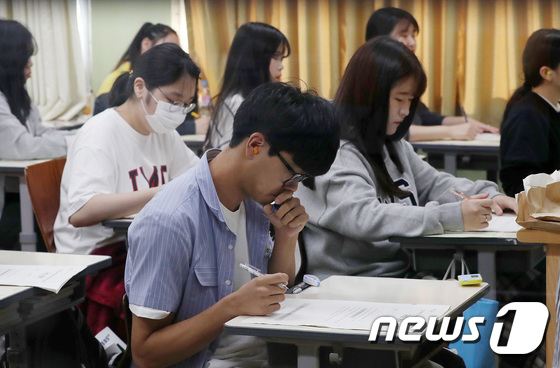5일 오전 서울 서초구 서초고등학교에서 3학년 학생들이 2018년 9월 수능 모의평가 시험을 치르고 있다.