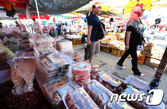 지난 4일 오후 경기도 성남시 중원구 모란시장에 추석을 앞두고 제수용품 등이 진열되어 있다.