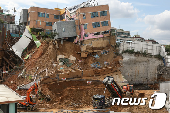 7일 오후 서울 동작구 상도초등학교 병설유치원이 인근 공사장 지반 침하로 기울어져 붕괴위험에 처해있다.