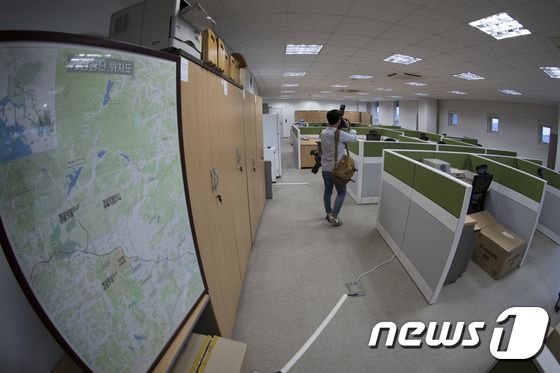 14일 오전 개성공단에서 남북공동연락사무소가 개소한 가운데 사무소 내부에 개성공단 위치를 알리는 지도가 걸려있다.
