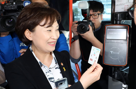 김현미 국토교통부 장관이 지난 4월16일 세종시 어진동 정부세종청사에서 BRT에 탑승한 뒤 광역알뜰교통카드를 단말기에 찍고 있다.