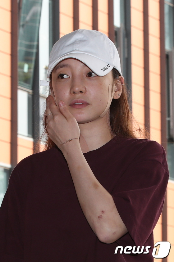 걸그룹 카라 출신 가수 겸 배우 구하라가 18일 오후 서울 강남경찰서에 출석하고 있다.