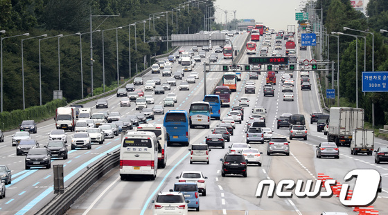 추석 명절 연휴를 앞둔 21일 오후 경기 성남시 궁내동 서울요금소에서 바라본 경부고속도로 양방향에 차량들이 도로를 달리고 있다.