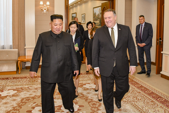 김정은 북한 국무위원장(왼쪽)과 마이크 폼페이오 미국 국무장관 (미 국무부 제공)