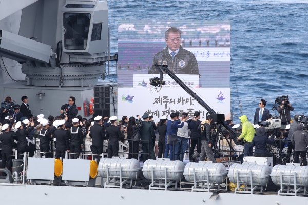 문재인 대통령이 11일 오후 서귀포시 제주 앞바다에서 열린 2018 대한민국 해군 국제 관함식을 참관하며 상륙함 '일출봉함'에서 연설하고 있다.