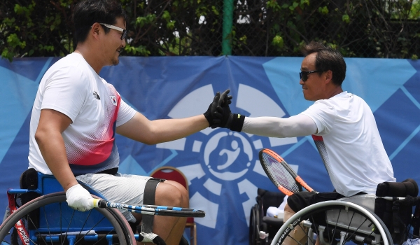 김명제(왼쪽), 김규성 선수가 11일 오전(현지시간) 인도네시아 자카르타 클라파 가딩에서 열린 '2018 인도네시아 장애인아시아경기대회' 휠체어 테니스 일본과의 쿼드 복식 결승경기에서 득점 후 기뻐하고 있다.