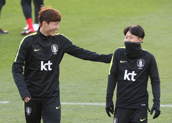 대한민국 남자 축구대표팀 황의조(왼쪽)와 이승우