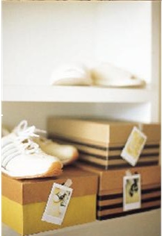 2 박스에 넣어둔 신발은 사진이나 그림을 붙여두면 쉽게 찾을 수 있다.