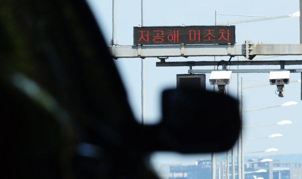 서울 올림픽대로 잠실방향에 설치된 노후 경유차 단속카메리의 모습.