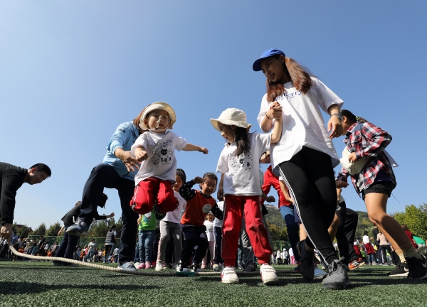 3일 오전 서울 종로구 경복고등학교 운동장에서 열린 '2018 국공립어린이집 연합회 가족 운동회에서' 어린이들과 가족들이 즐거운 시간을 보내고 있다.