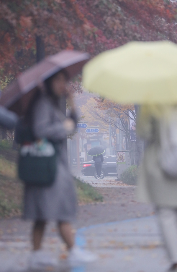 7일 오전 전북 전주시 서원로에서 시민들이 우산을 쓰고 버스를 기다리고 있다.