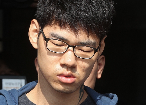 PC방 아르바이트생을 살해한 혐의로 구속된 피의자 김성수(29)가 22일 오전 정신감정을 받기 위해 서울 양천경찰서에서 국립법무병원 치료감호소로 이송되고 있다.