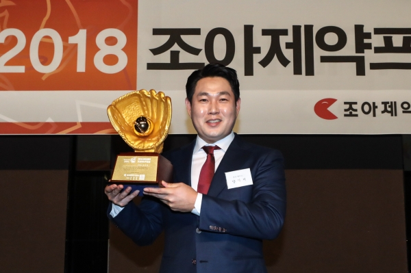 두산 베어스 양의지가 4일 서울 중구 플라자호텔에서 열린 2018 조아제약 프로야구대상 시상식에서 대상을 수상한 뒤 트로피에 입맞춤을 하고 있다.