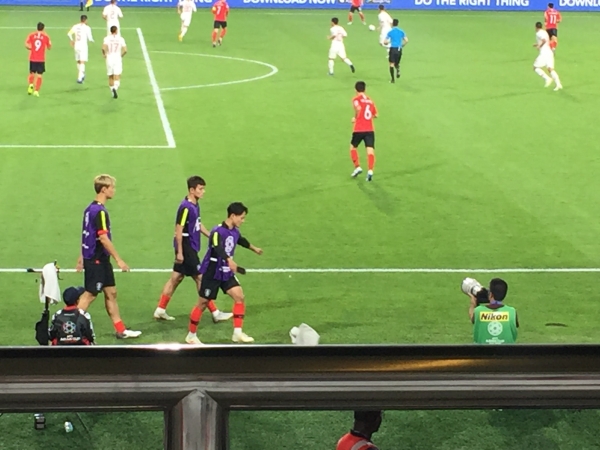 이승우가 16일(한국시간) 아랍에미리트(UAE) 아부다비의 알 나얀 스타디움에서 열린 중국과의 경기 도중 벤치로 돌아가면서 수건을 차고 있다.