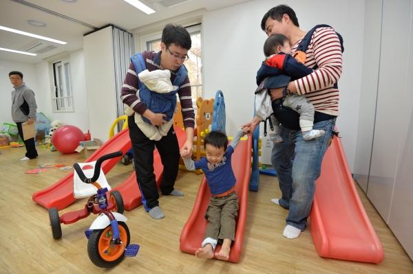 서울 강서구 가양동에 위치한 우리나라 첫 번째 협동조합형 공공주택이자 육아형 공공주택인 '이음채' 공동 놀이방에서 아빠들이 아이를 돌보고 있다.