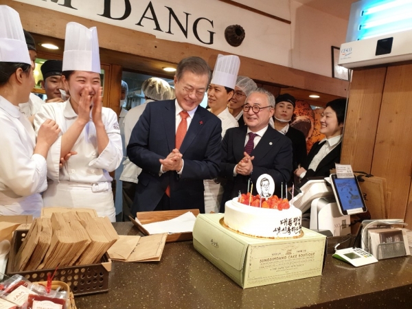 문재인 대통령이 24일 대전 성심당 빵집을 방문해 직원과 시민들과 생일 파티를 즐기고 있다.