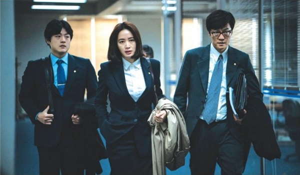 1997년 IMF 위기 속 서로 다른 선택을 했던 사람들의 이야기를 담은 영화 '국가부도의 날'에서 카리스마 넘치는 정의의 여신 한시현으로 분한 배우 김혜수.