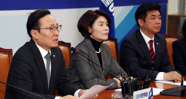 홍영표 더불어민주당 원내대표가 31일 서울 여의도 국회에서 열린 정책조정회의에서 모두발언을 하고 있다.