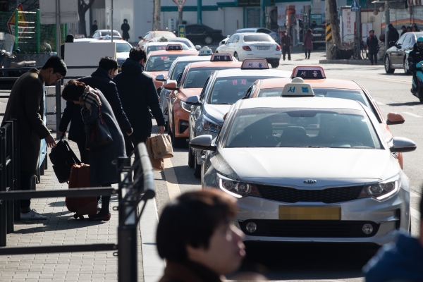 지난 7일 서울역 인근 도로에 택시들이 승객을 태우기 위해 줄지어 서 있다.