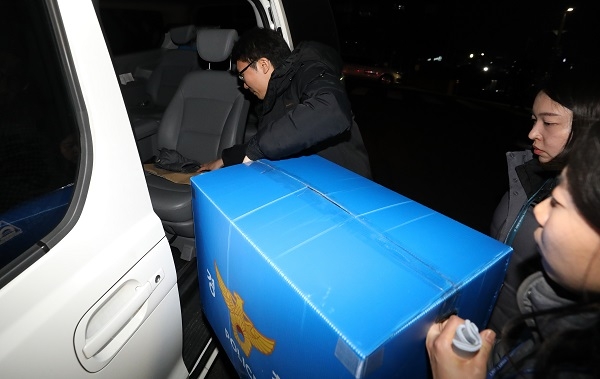 14일 오후 서울 강남구 마약·성폭력 경찰관 유착 등의 의혹을 받는 버닝썬 클럽에서 압수수색을 마치고 압수품들을 차량으로 옮기고 있다.