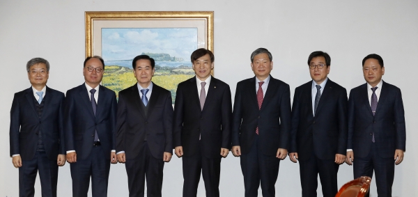 이주열 한국은행 총재가 19일 오전 서울 중구 한국은행에서 열린 '경제동향간담회'에서 참석자들과 기념촬영하고 있다.