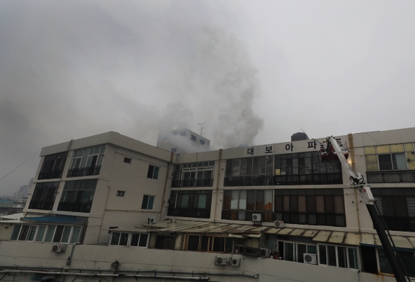 19일 오전 대구 중구 포정동 목욕탕 건물 화재현장에서 소방관들이 화재를 진화하고 있다.
