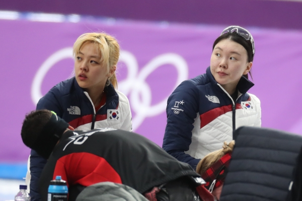 김보름과 노선영이 지난해 열린 2018 평창동계올림픽 스피드스케이팅 여자 팀추월 순위결정전을 마친 뒤 휴식을 취하는 모습.