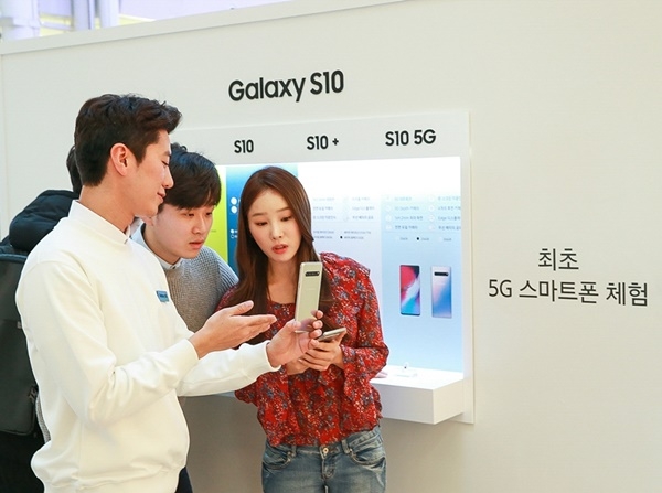 갤럭시 스튜디오를 찾은 소비자들이 삼성전자 최초 5G 스마트폰 ‘갤럭시 S10 5G’를 체험하고 있는 모습. (삼성전자 제공)