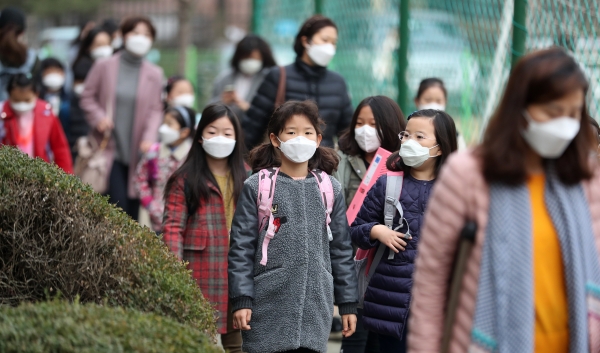 수도권 미세먼지 비상저감조치가 6일째 시행되고 있는 6일 오전 서울 영등포구 여의도초등학교에서 학생들이 마스크를 쓰고 등교하고 있다.
