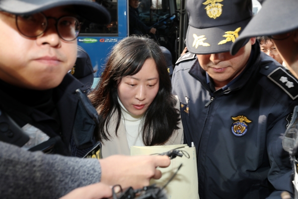 친아버지를 살해한 혐의로 무기징역을 선고받고 복역중인 김신혜씨(41)가 6일 오후 전남 해남군 광주지방법원 해남지원에서 공판준비기일에 출석하기 위해 법정으로 이동하고 있다.