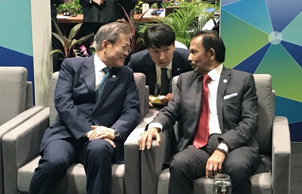 문재인 대통령이 지난해 아세안(ASEAN) 관련 회의 참석을 위해 싱가포르를 방문했을 당시 하사날 볼키아  브루나이 국왕을 만나 환담하는 모습. (청와대 제공) 2018.11.15