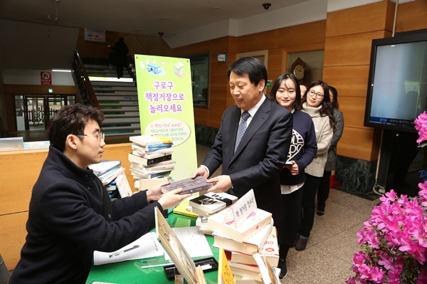 서울 구로구는 이달부터 매월 마지막 주 수요일에 ‘책 정거장’을 운영한다고 22일 밝혔다. / 사진 = 구로구