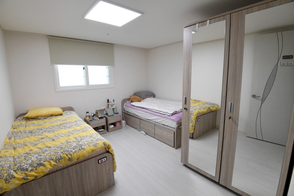 대학생의 주거 안정을 위해 지난 18일 서울 구로구 개봉동에 첫 개관한 기숙사형 청년주택 내부 모습.