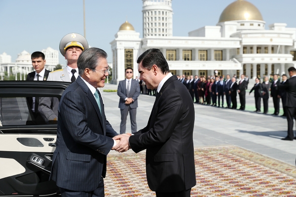 투르크메니스탄 대통령과 인사 나누는 문재인대통령. (청와대 제공)