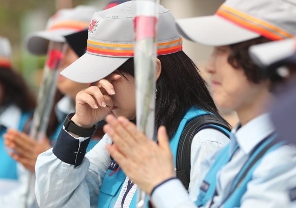 재택위탁집배원들이 23일 서울 서초구 대법원 앞에서 근로자지위확인 소송 대법원 판결 기자회견에서 승소 소식에 감격의 눈물을 흘리고 있다.