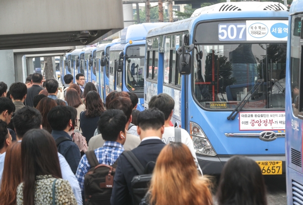서울 시내버스 노사가 마라톤 협상 끝에 파업 결정을 철회한 15일 오전 서울 중구 서울역 버스종합환승센터 주변에서 버스가 운행되고 있다.  2019.5.15