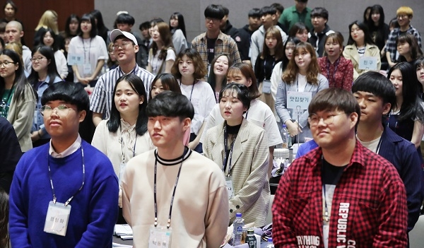 지난해 5월 서울 용산구 백범김구기념관에서 열린 '2018 성년의 날 기념행사'에서 성년을 맞이한 학생들이 성년 선서를 하고 있다. 2018.5.21