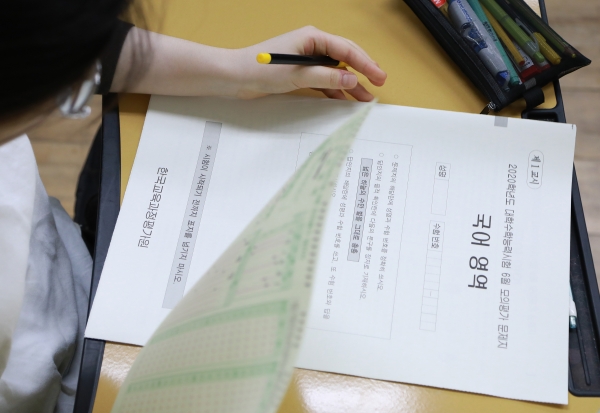 대학수학능력시험 6월 모의평가가 실시된 4일 오전 서울 영등포구 여의도여자고등학교에서 학생들이 시험 시작 전 언어 영역 시험지를 받고 있다. 2019.6.4