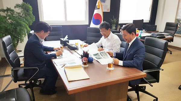 박양우 문화체육관광부 장관(가운데) 과 허성곤 김해시장(오른쪽)