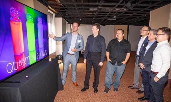 디스플레이 업계 전문가들이 11일(현지시간) 미국 뉴욕 맨해튼에서 열린 ‘8K 디스플레이 서밋’에서 삼성 QLED 8K TV로 8K 화질을 체험하고 있다. [삼성전자 제공]