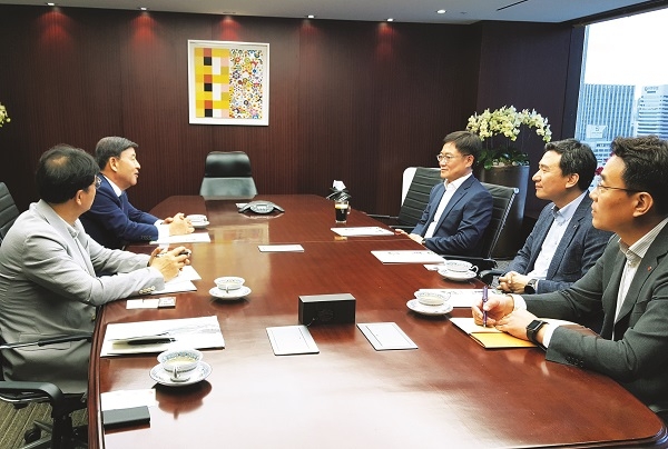 롯데쇼핑 관계자와 회의 중인 허성곤 김해시장(사진 왼쪽에서 두 번째)