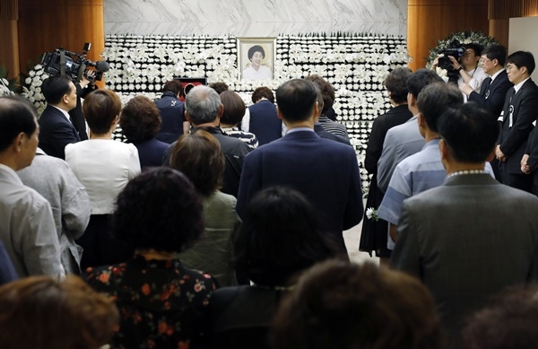 13일 서울 서대문구 신촌세브란스병원 장례식장에 마련된 고(故) 이희호 여사의 빈소를 찾은 조문객들이 조문을 하고 있다.