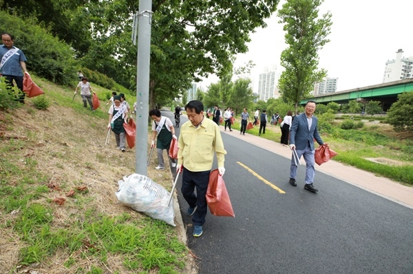 서울 구로구는 10일 도림천 수질개선을 위한 정화활동을 실시했다.