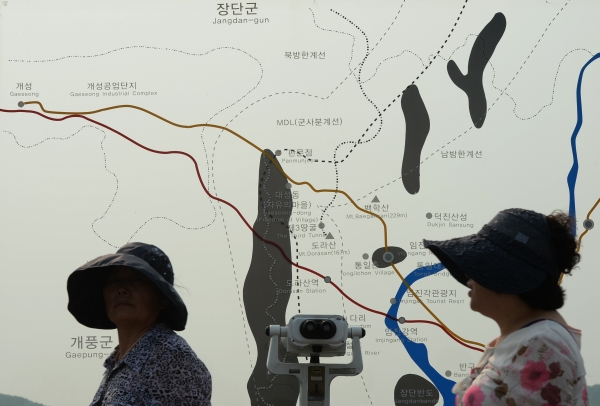 7일 오후 경기 파주 임진각의 남북 비무장지대와 개성공단의 위치를 알리는 지도 앞으로 시민들이 지나고 있다. 2013.6.7