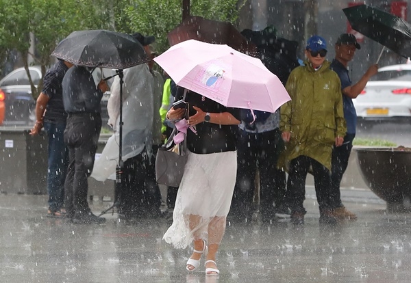 15일 오후 서울 종로구 광화문광장에서 우산을 쓴 시민들이 내리는 비를 피해 발걸음을 서두르고 있다. 16일, 오늘날씨는 전국이 흐리고 낮최고 32도로 무더운 가운데 내륙을 중심으로 저녁까지 천둥·번개를 동반한 요란한 소나기가 오는 곳이 있겠다. 미세먼지 농도는 대부분 ‘보통’이겠지만 일부 서쪽지역은 ‘나쁨’으로 예보됐다.